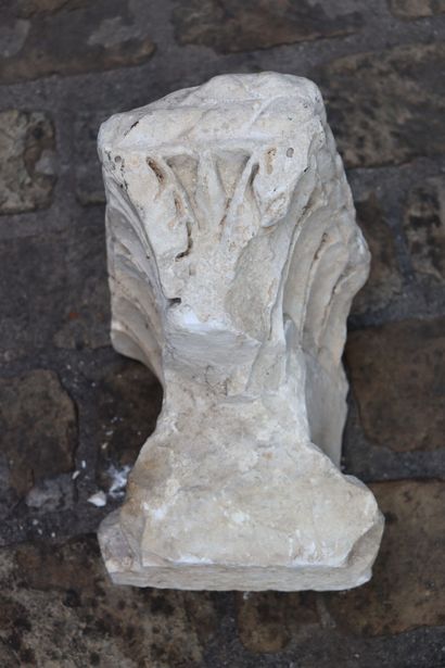 null Architectural element in carved stone with foliage decoration. 

H_30 cm L_34...