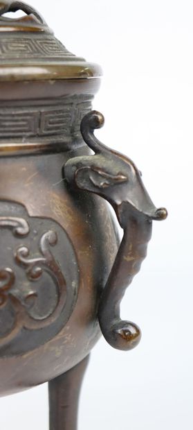 null JAPAN.

Bronze perfume burner.

Meiji period.

H_22 cm W_17 cm, the socket is...