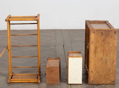 null Ensemble de mobilier de poupée en bambou, vers 1900 : armoire, commode, lit...