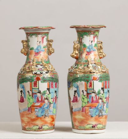 null CHINE, Canton.

Paire de vases en porcelaine à décor polychrome de scènes de...