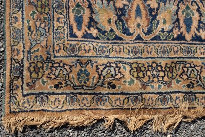 null IRAN.

Woolen carpet with floral and geometrical decoration.

l_260 cm L_395...