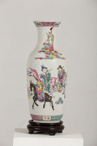 null CHINE.

Vase en porcelaine à décor de la famille rose de personnages et d'immortels.

Marqué...