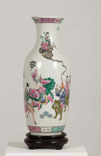 null CHINE.

Vase en porcelaine à décor de la famille rose de personnages et d'immortels.

Marqué...