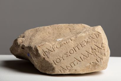 null 
Marble fragment decorated with inscriptions.




Ancient Greece.




H_10 cm...