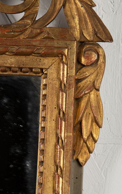 null Miroir à fronton en bois sculpté, laqué et doré, le fronton à décor de feuilles...
