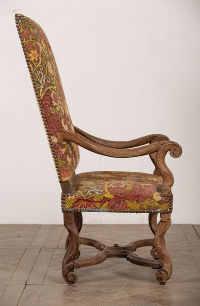 null Armchair with high back.

Partly Louis XIV period.

H_121,5 cm W_64,5 cm D_75...