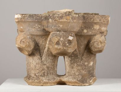 null Chapiteau de cloître à pignon, à double colonne, en marbre.

XIIIème siècle.

H_36...