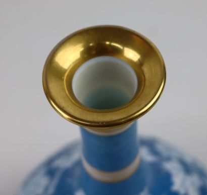 null 
Service verre d'eau en opaline bleue, blanche et or, à décor de pampres.




Époque...