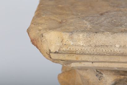null Chapiteau en pierre calcaire, à décor de feuillages.

XIIIème siècle.

H_32...