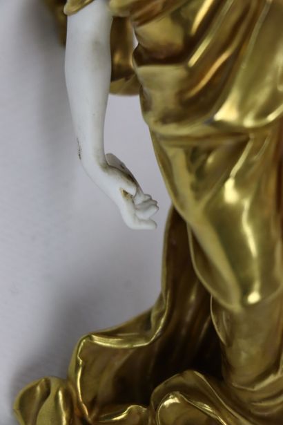 null CAPODIMONTE.

Vestale en porcelaine blanche et or, tenant un oiseau dans sa...