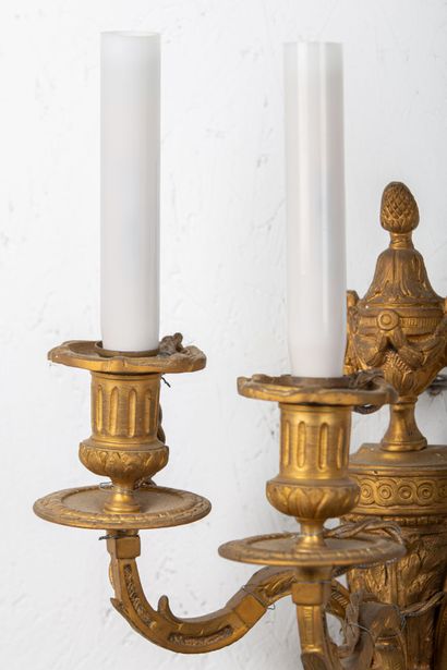 null Pair of gilt bronze sconces with three lights. 

The shaft with a filleted column...