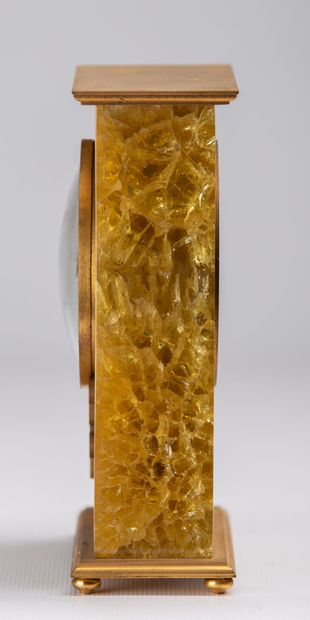 null HOUR LAVIGNE.

Clock in yellow resin and brass.

N° on the back: 9263-131.

H_16,8...