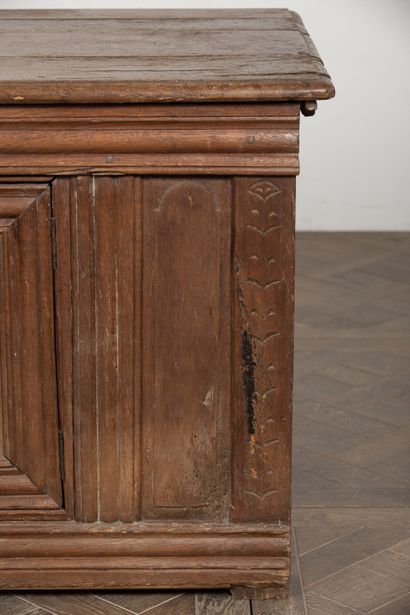 null Molded and carved oak chest with columns and simulated pilasters.

XVIIth century.

H_77...
