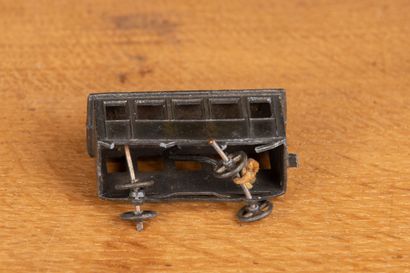null Ensemble de mobilier et train miniature, type penny toys.

H_2.5 cm à H_7 cm

L_3...