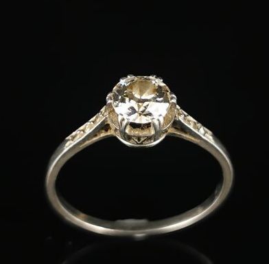 null Solitaire en platine orné d'un diamant taille brillant pesant environ 0.75 carat....