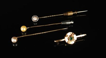 null Broche en or et verre vert et trois épingles de cravate en or, ornées de perles.

L_...