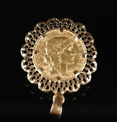 null Médaillon pendentif en or orné d'une pièce de 20 francs or Marianne et coq.

D_3,3...