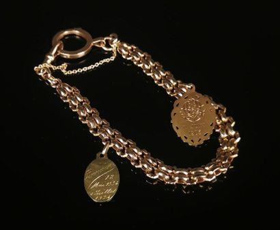 null Bracelet en or retenant deux médailles religieuses en guise de breloque.

L_...