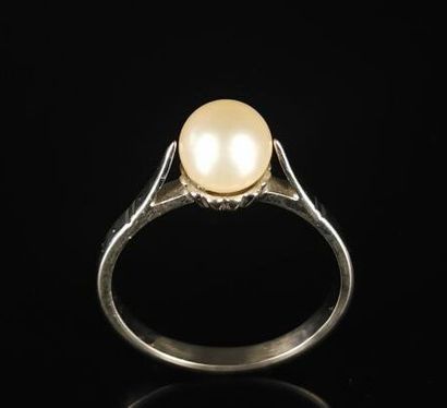 null Bague en or blanc ornée d'une perle.

Tour de doigt : 56.

D_ 6 mm, pour la...