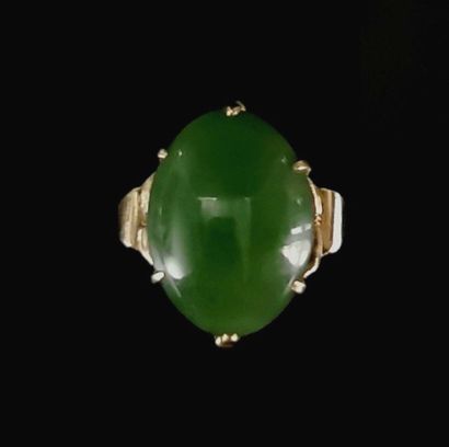 null Bague en or jaune ornée d'un cabochon de jade.

L_1,9 cm.

Tour de doigt : 53.

Poids...