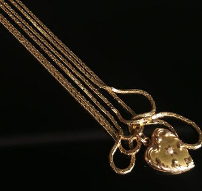 null Collier composé de trois chaînes en or jaune retenant un pendentif porte-souvenir...
