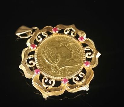 null Yellow gold and red stone openwork pendant with a Louis XVIII gold coin.

L_...