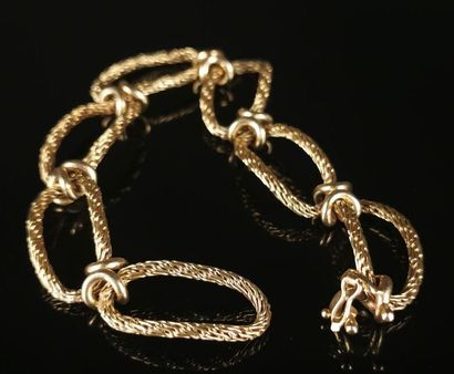 null Bracelet en or jaune à fine maille palmier, formé de sept ovales réunis. 

Attache...