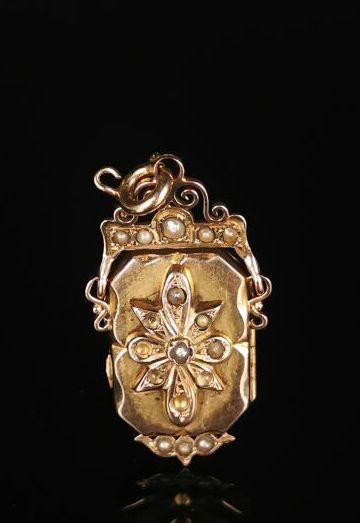 null Médaillon porte-photo en or monté en pendentif, orné de demi-perles.

L_ 3.2...