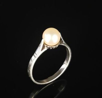null Bague en or blanc ornée d'une perle.

Tour de doigt : 56.

D_ 6 mm, pour la...