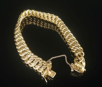null Bracelet maille gourmette en or jaune avec sa chaîne de sécurité.

L_ 24 cm.

20,03...