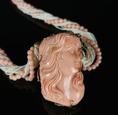 null Collier en perles de corail rosé et petites perles de culture, retenant un pendentif...
