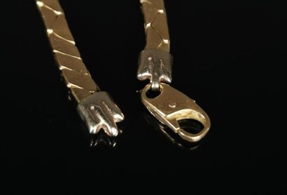 null Collier en or jaune et blanc à maille semi-rigide, à décor d'une peau de serpent...