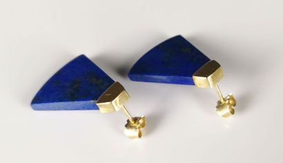 null Paire de boucles d'oreilles en or jaune ornées d'un lapis lazuli à forme géométrique.

L_...