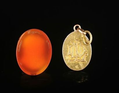 null Médaille religieuse en or jaune figurant la Vierge.

L_ 1.7 cm.

1.25 grammes,...