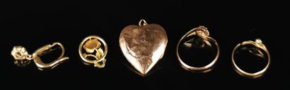 null Lot en or comprenant un médaillon figurant un coeur, un pendentif à décor de...