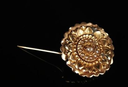 null Broche en or jaune à décor de fleur, ornée de demi-perles.

D_ 2,6 cm, manque...