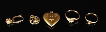 null Lot en or comprenant un médaillon figurant un coeur, un pendentif à décor de...