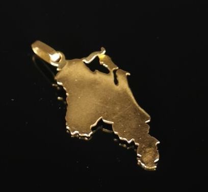 null Pendentif en or jaune figurant la carte d'un pays.

L_ 3.5 cm.

4,24 grammes,...