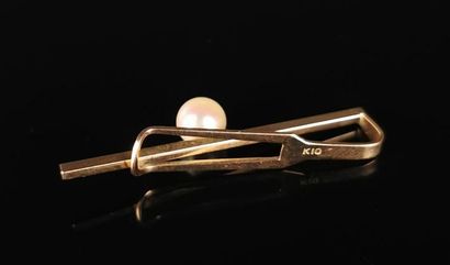 null Pince cravate en or jaune ornée d'une perle.

L_ 38 mm, pour la broche.

D_...