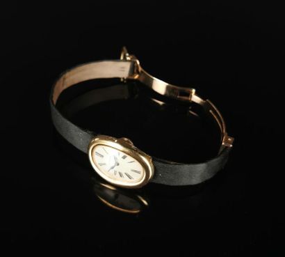 null CARTIER, Paris.

Montre bracelet de dame modèle "Baignoire", à boîtier ovale...