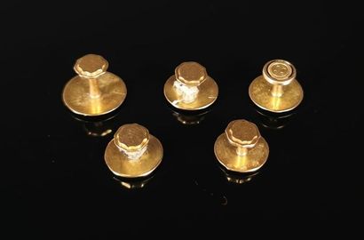 null Cinq boutons en or.

D_ entre 10 et 13mm.

4.93 grammes, 18K, 750°/00