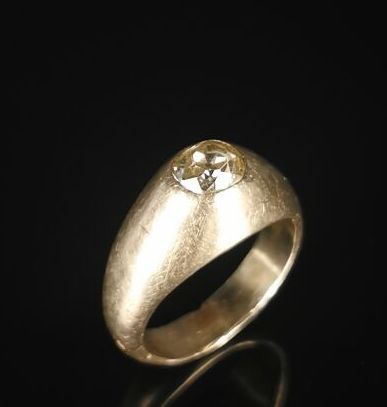 null Bague jonc en or blanc ornée d'un diamant en serti clos pesant environ 0,5 carat.

Tour...