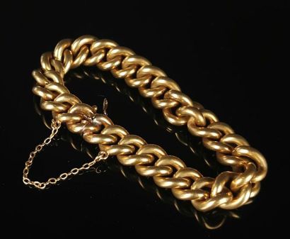 null Bracelet gourmette arrondi en or jaune. 

Chaîne de sécurité. 

L_22 cm. 

93,06...