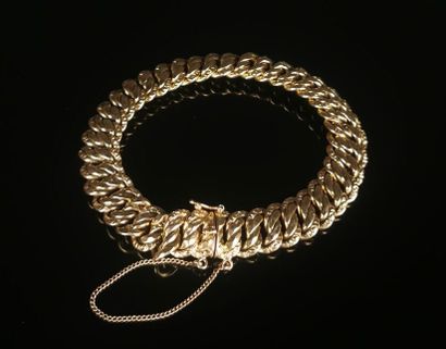 null Bracelet maille gourmette en or jaune avec sa chaîne de sécurité.

L_ 24 cm.

20,03...