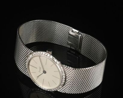 null PIAGET.

Montre bracelet de dame en or blanc, la lunette pavée de diamants.

Index...