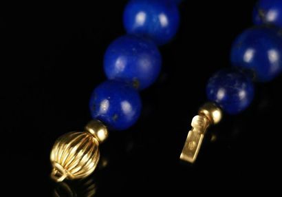 null Collier en perles de lapis-lazuli, fermoir et billes d'or.

Poinçon : Hibou.

L_52...