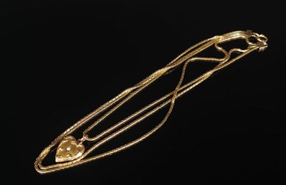 null Collier composé de trois chaînes en or jaune retenant un pendentif porte-souvenir...