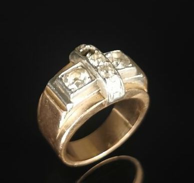 null Bague moderniste en or jaune et platine, ornée de deux diamants demi-taille...