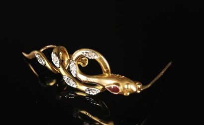null Broche en or jaune figurant un serpent, sertie de pierres blanches et rouge,...