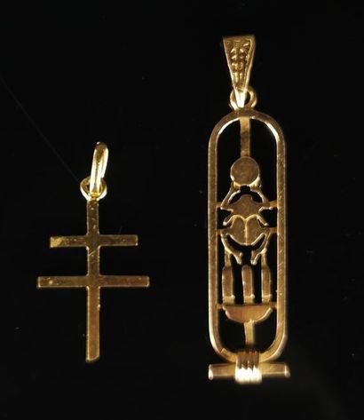 null Pendentif croix en or jaune à décor de hiéroglyphes.

L_ 3.5 cm.

2.58 grammes,...